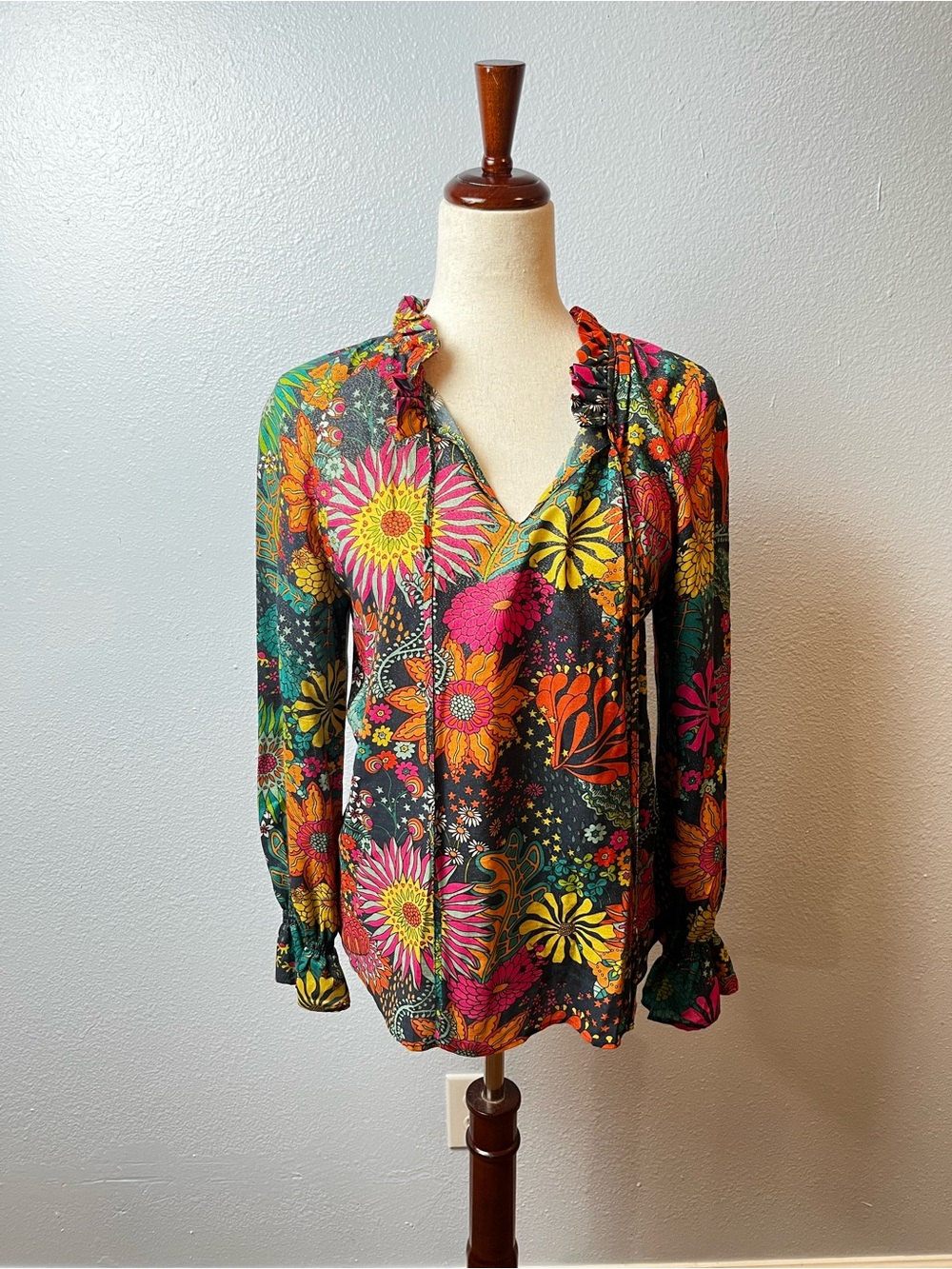 Vilagallo Multi Color Floral Blouse Size 36/4